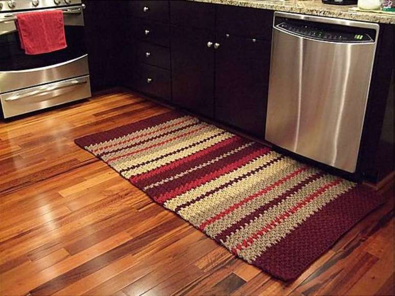 37. Cozinha modernas podem receber um tapete de crochê na decoração