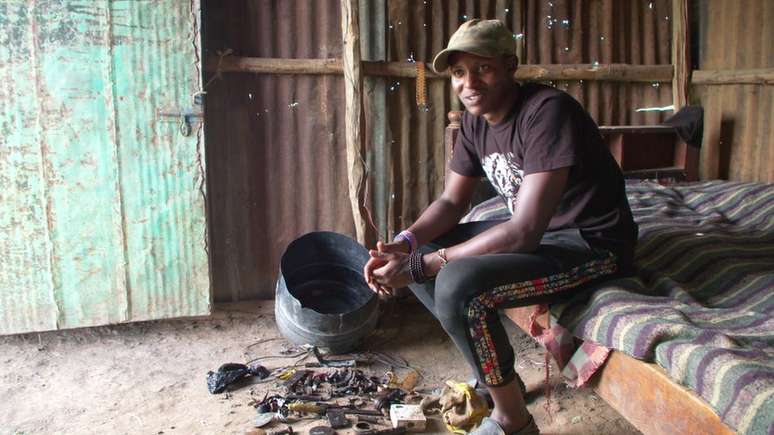 "Comecei a aprender sobre eletr&ocirc;nica desmontando as coisas", diz Richard, em meio a componentes e ferramentas dentro de casa