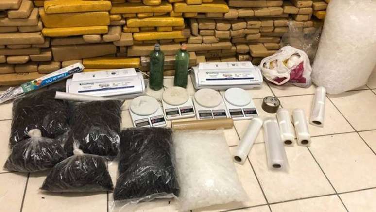 Foram apreendidos celulares, armas, munição, drogas e dois cadernos com anotações sobre os crimes e a contabilidade do tráfico