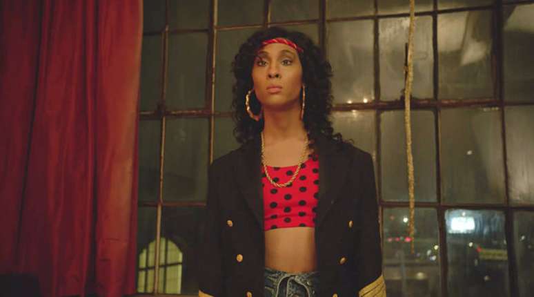 O estilo caracter&iacute;stico da d&eacute;cada de 1980 domina o figurino da s&eacute;rie