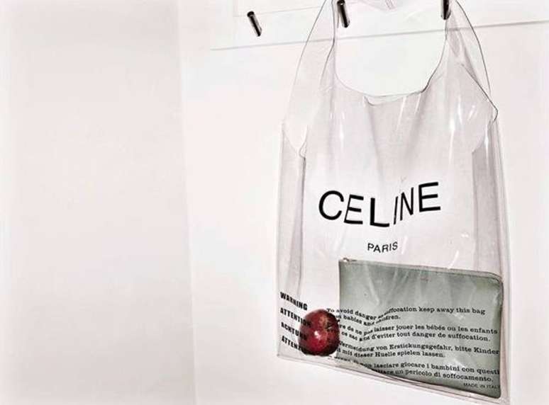 A bolsa da Céline tem o mesmo formato de uma sacola plástica