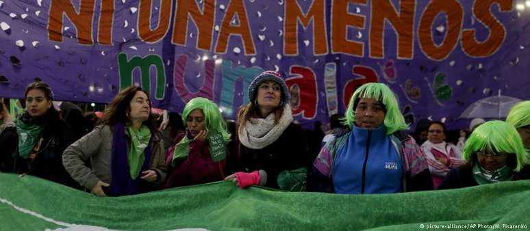 De verde, mulheres protestam a favor da legalização do aborto em Buenos Aires, em junho