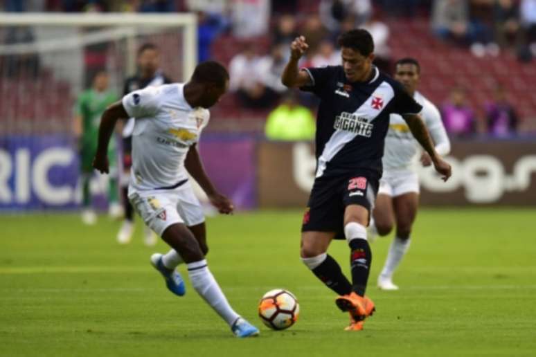 Primeiro jogo da história entre Vasco e LDU foi justamente o de ida desta segunda fase da Sul-Americana. Veja galeria LANCE!