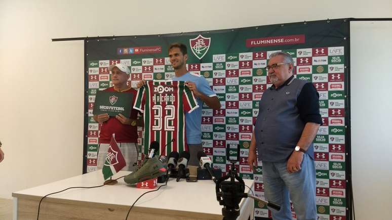 Paulo Ricardo foi apresentado com a camisa 32 (Foto: Marcello Neves/LANCE!)