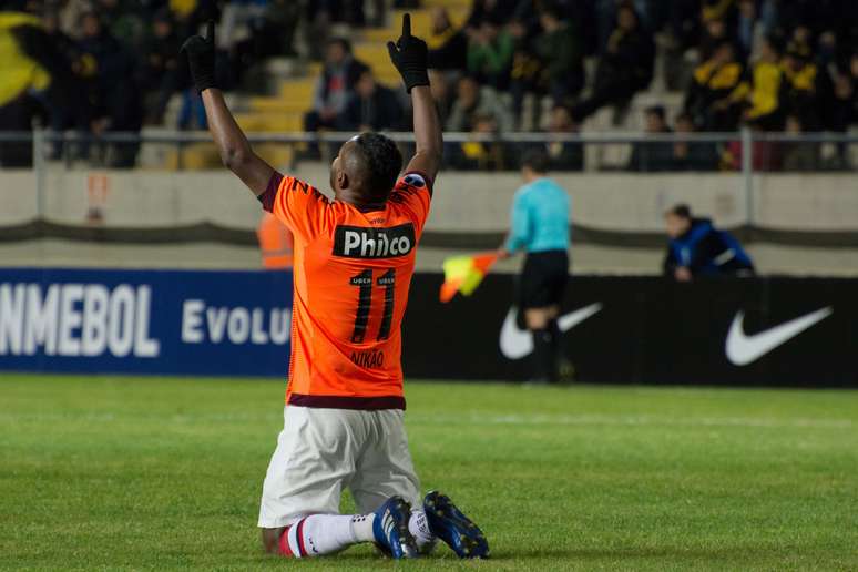 Nikão comemora gol pelo Atlético-PR