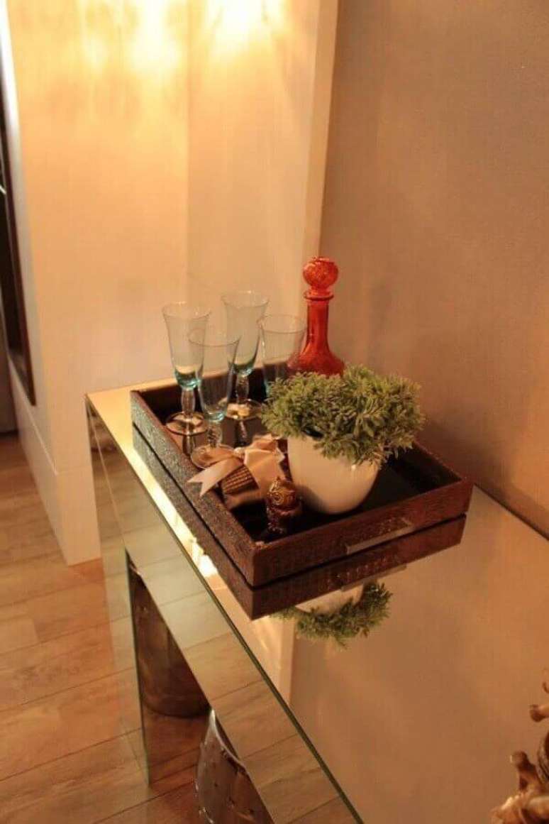 12- Um minibar na bandeja sobre o aparador espelhado é destaque na decoração da sala de jantar. Fonte: Graziela Von Muhlen