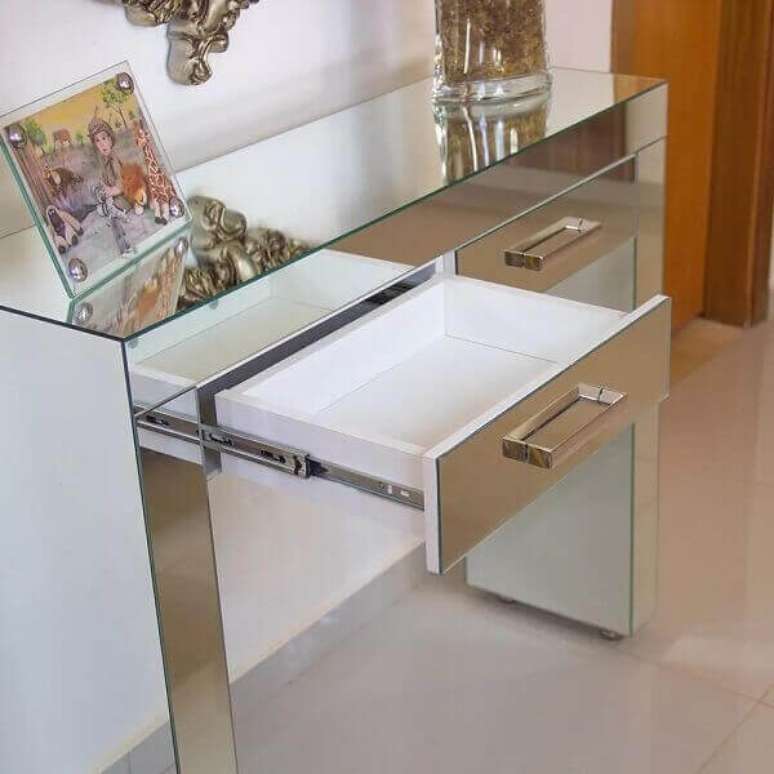 6- Aparador espelhado com gavetas organiza o espaço de minibar. Fonte: Pinterest