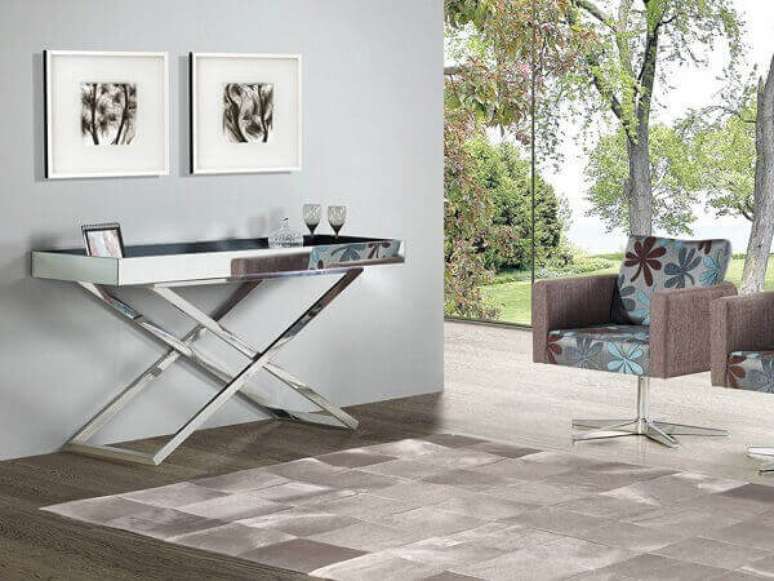 40- Aparador tipo bandeja com pernas em X cromada. Fonte: Morada m&oacute;veis