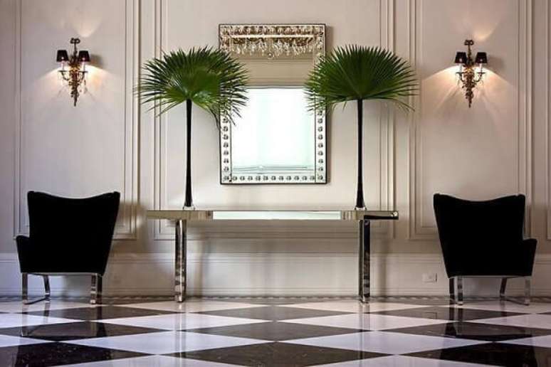 29- Aparador com linhas retas valoriza a decora&ccedil;&atilde;o sim&eacute;trica de resid&ecirc;ncia. Fonte: Oscar Mikail