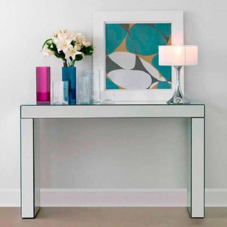 1- Aparador espelhado com objetos decorativos destaca a decoração de ambientes pequenos.            Fonte: Pinterest