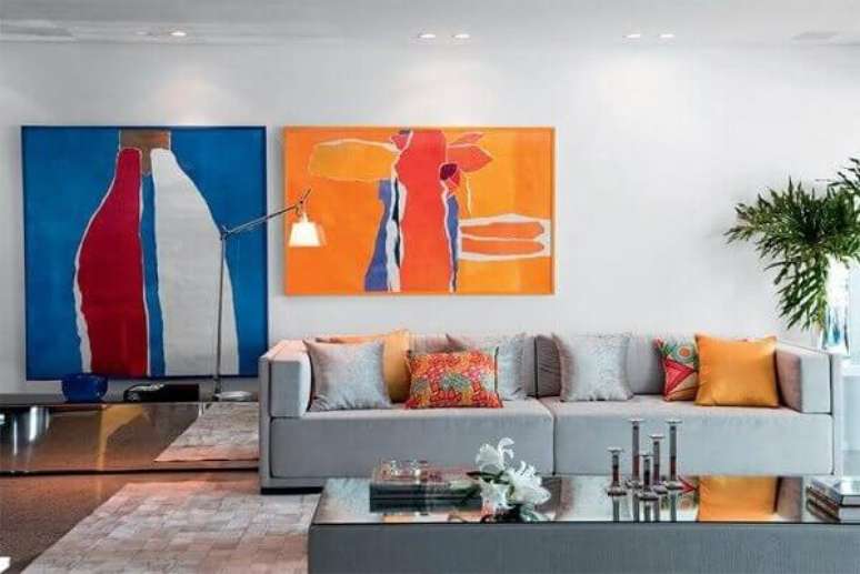 19 &ndash; Aparador espelhado reto em sala de estar. Foto: Pinterest