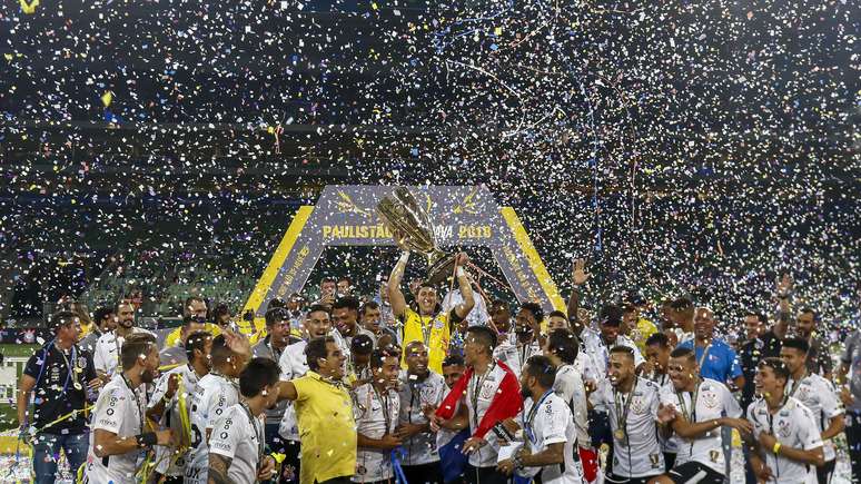 Jogadores do Corinthians comemoram título paulista sobre o Palmeiras