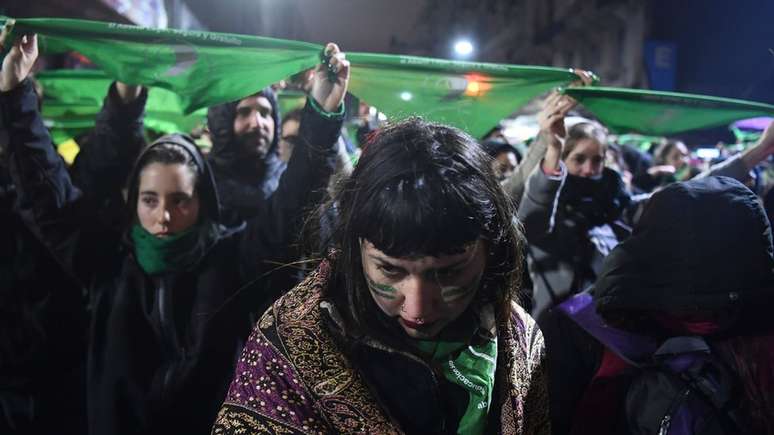Nos últimos meses, mulheres com lenços verdes no pescoço - símbolo do movimento pela legalização do aborto - tomaram as ruas do país