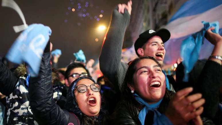 Ativistas contra o aborto comemoram decisão nas ruas de Buenos Aires