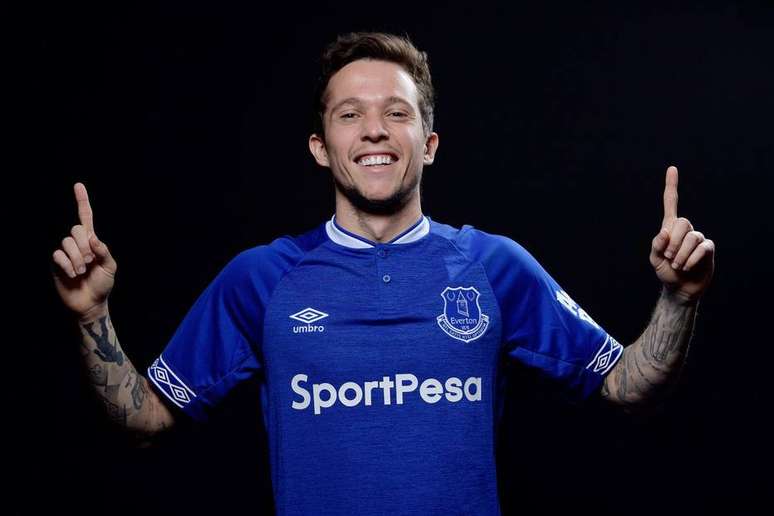 Bernard posa com a camisa do Everton