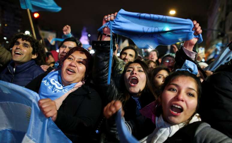 Ativistas antiaborto comemoram decis&atilde;o do Senado da Argentina contra projeto de lei para legalizar o aborto, em Buenos Aires 09/08/2018 REUTERS/Agustin Marcarian