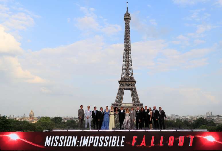Diretor Christopher McQuarrie e membros do elenco posam na frente da Torre Eiffel durante a estr&eacute;ia mundial do filme "Miss&atilde;o: Imposs&iacute;vel - Fallout" em Paris.  12/07/2018. REUTERS/Gonzalo Fuentes 