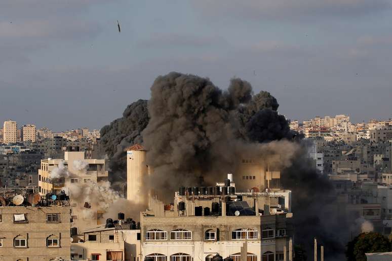 M&iacute;ssel israelense atinge edif&iacute;cio em Gaza
09/08/2018
REUTERS/Mohammed Salem