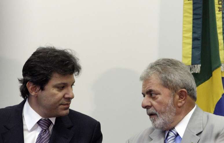 Luiz Inácio Lula da Silva e Fernando Haddad participam de cerimônia quando eram presidente e ministro da Educação, em 2010
12/01/2010
REUTERS/Ricardo Moraes