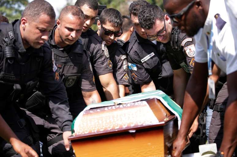 Policiais carregam caixão de colega morto em confronto na favela da Rocinha, no Rio de Janeiro 
 23/3/2018    REUTERS/Ricardo Moraes 