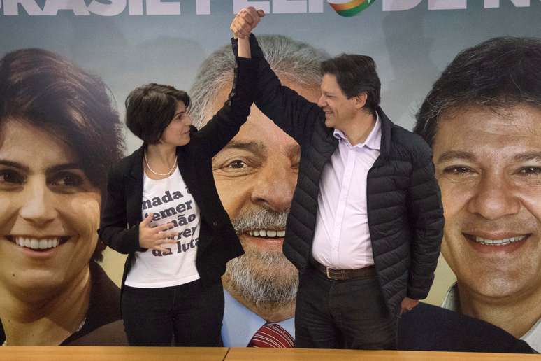 Fernando Haddad (PT) e Manuela d&#039;Ávila (PCdoB) em entrevista coletiva após lançamento da candidatura de Lula 