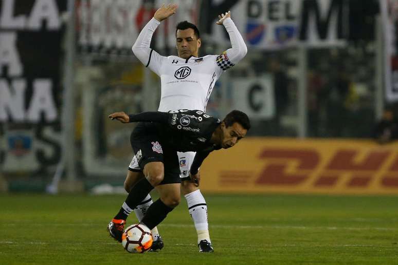 Jadson defende a bola pelo Corinthians