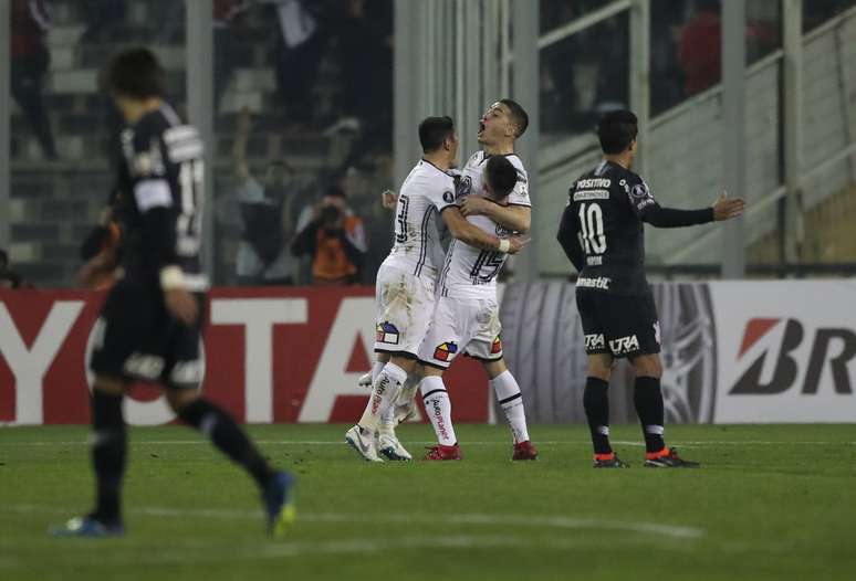 Após a derrota por 1 a 0 para o Colo-Colo, no jogo de ida das oitavas de final da competição nesta quarta-feira, o Corinthians terá que fazer algo que não consegue há 18 anos: virar um mata-mata de Libertadores