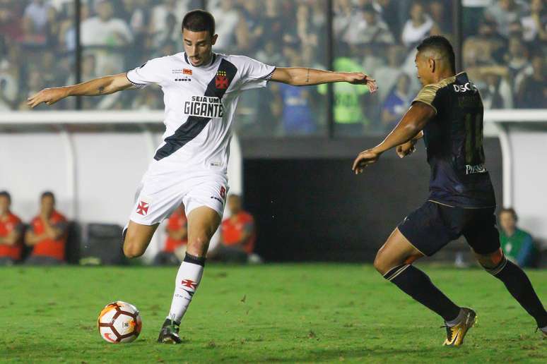 Thiago Galhardo e Jose Quintero disputam a bola