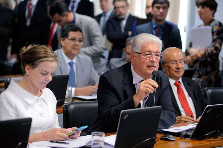 Senadores Roberto Requião (MDB) e Gleisi (PT) serão candidatos