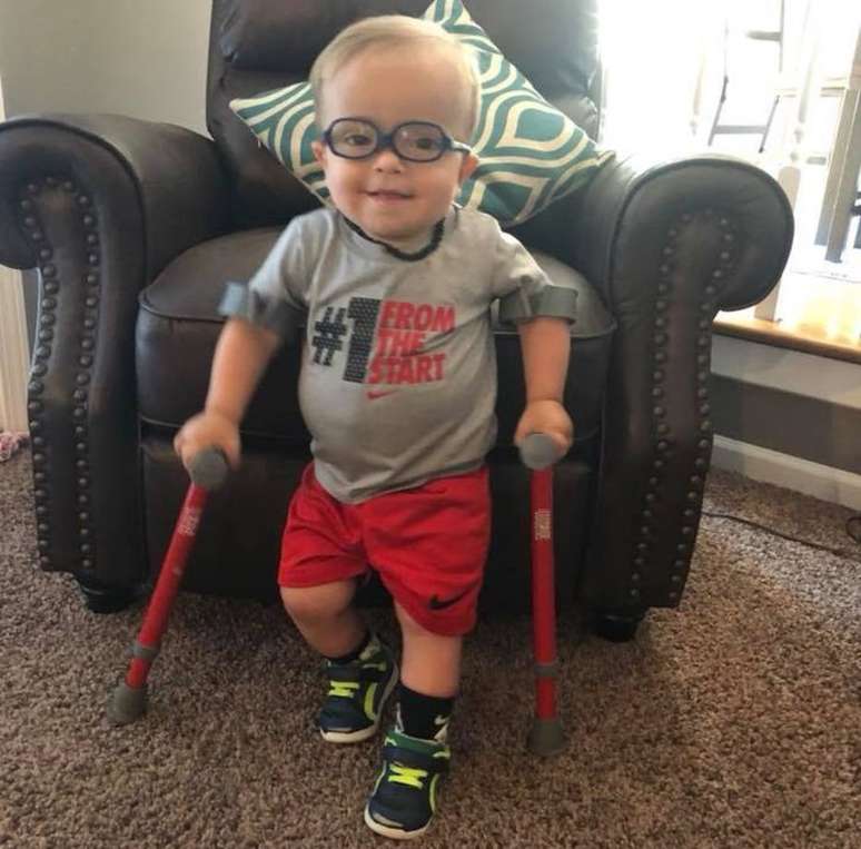 Roman, um menino de 2 anos do Kansas, EUA, tem doença rara que faz com que sua medula espinhal não se desenvolva normalmente e ele tenha dificuldade de andar. 