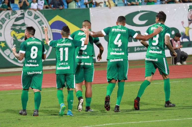 Jogadores do Goiás comemoram o gol de Lucão na vitória sobre o CSA