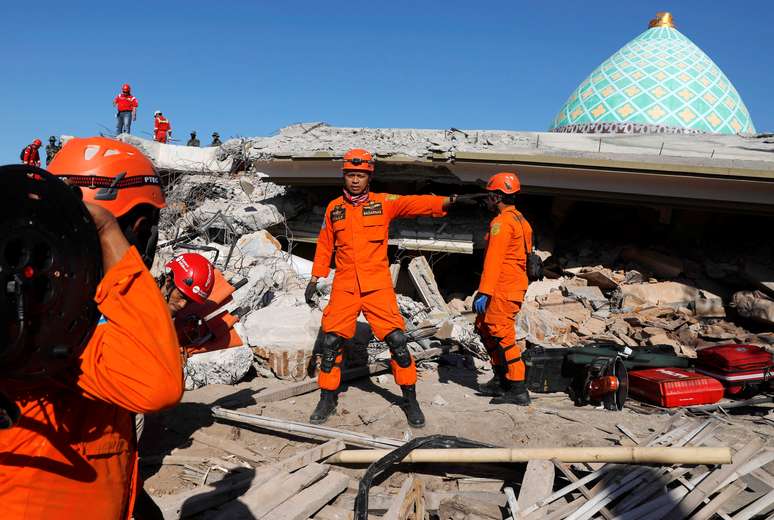 Equipes de resgate buscam pessoas presas sob escombros de mesquita destruída por terremoto em Lombok, na Indonésia 08/08/2018 REUTERS/Beawiharta