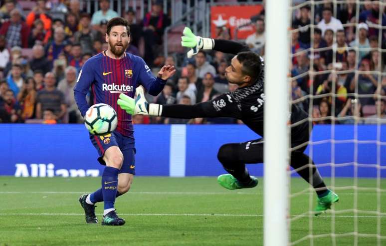 Lionel Messi marca contra o Villarreal durante partida pelo Campeonato Espanhol
09/05/2018 REUTERS/Albert Gea  