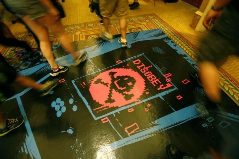 Pessoas passam por cima de ilustração durante convenção de hackers Def Con em Las Vegas, Nevada  29/06/2017. REUTERS/Steve Marcus 
