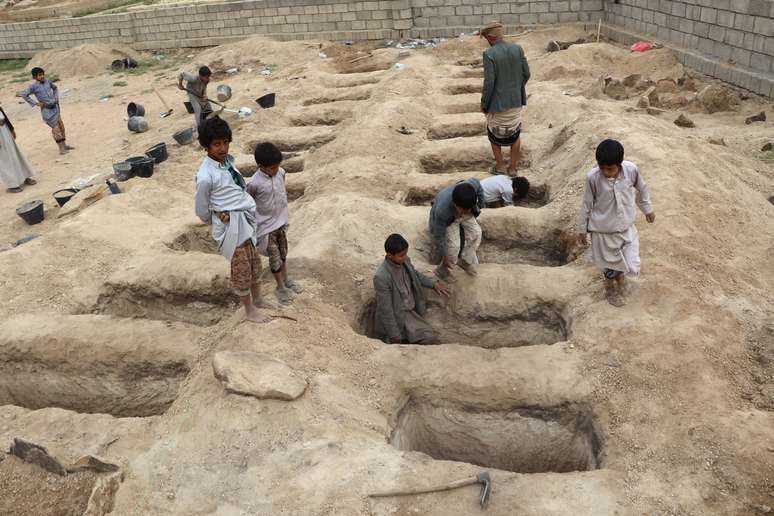 Garotos inspecionam túmulos para vítimas de ataque no Iêmen
 10/8/2018    REUTERS/Naif Rahma 