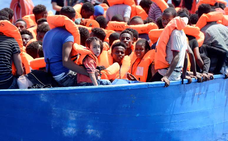 Imigrantes em barco de madeira aguardam resgate do navio Aquarius no Mar Mediterrâneo
 10/8/2018     REUTERS/Guglielmo Mangiapane 