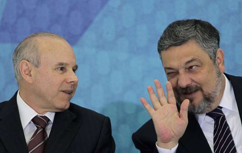 Mantega e Palocci durante reuni&atilde;o em Bras&iacute;lia
 26/4/2011    REUTERS/Ueslei Marcelino 