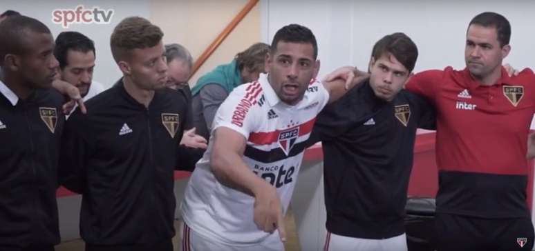 Diego Souza tomou a palavra na roda de vestiário antes do jogo contra o Vasco - FOTO: Reprodução SPFC TV