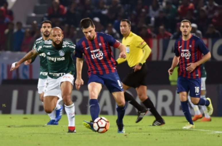 Felipe Melo em ação na vitória do Palmeiras por 2 a 0 sobre o Cerro Porteño, no Paraguai (Foto: AFP)