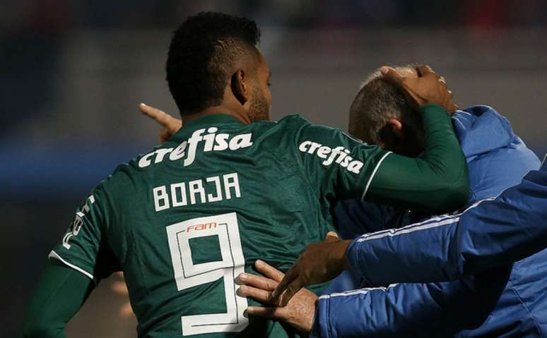 Borja comemora com Felipão um de seus gols contra o Cerro Porteño (Foto: Cesar Greco)