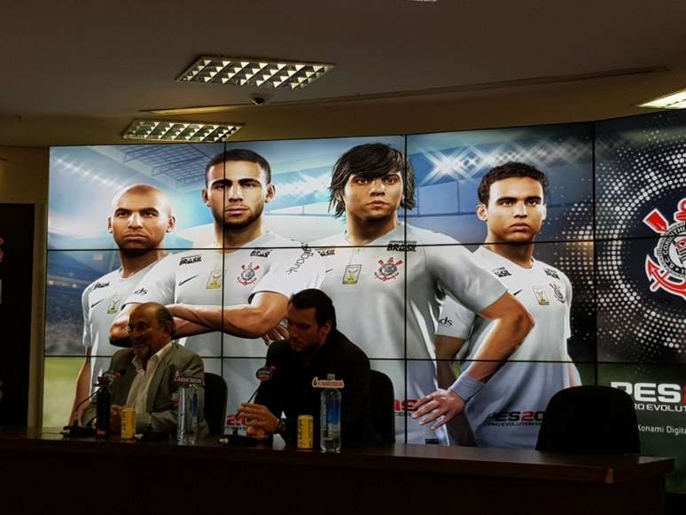 Luis Paulo Rosenberg, diretor de marketing do Corinthians, eAndrés Bronzoni, da Konami (Foto: Guilherme Amaro)