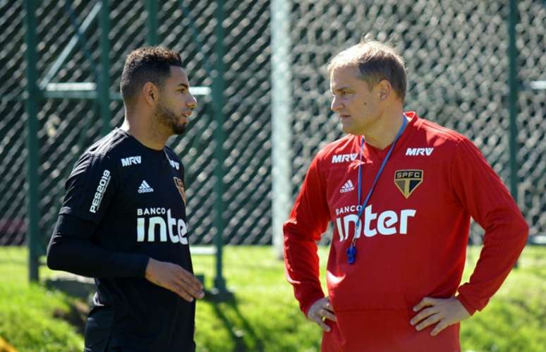Bruno Peres conversa com Aguirre durante o treino desta sexta - FOTO: Érico Leonan/São Paulo FC