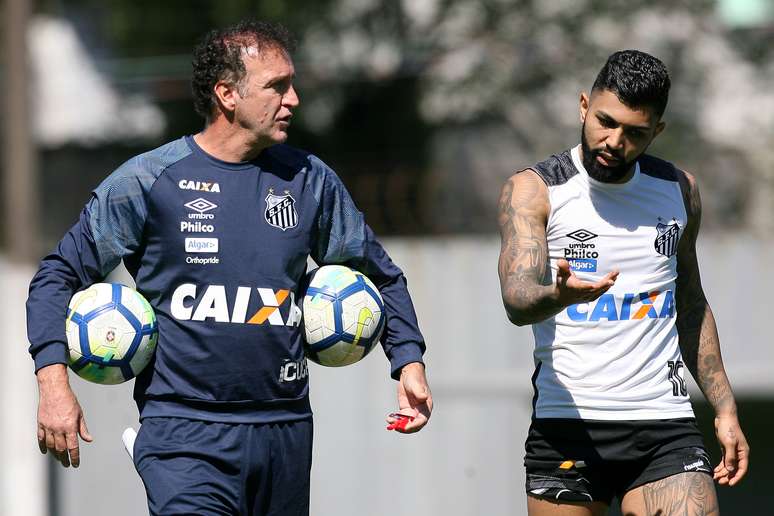 Cuca e Gabriel (Gabigol) durante treino do Santos nesta sexta (10)