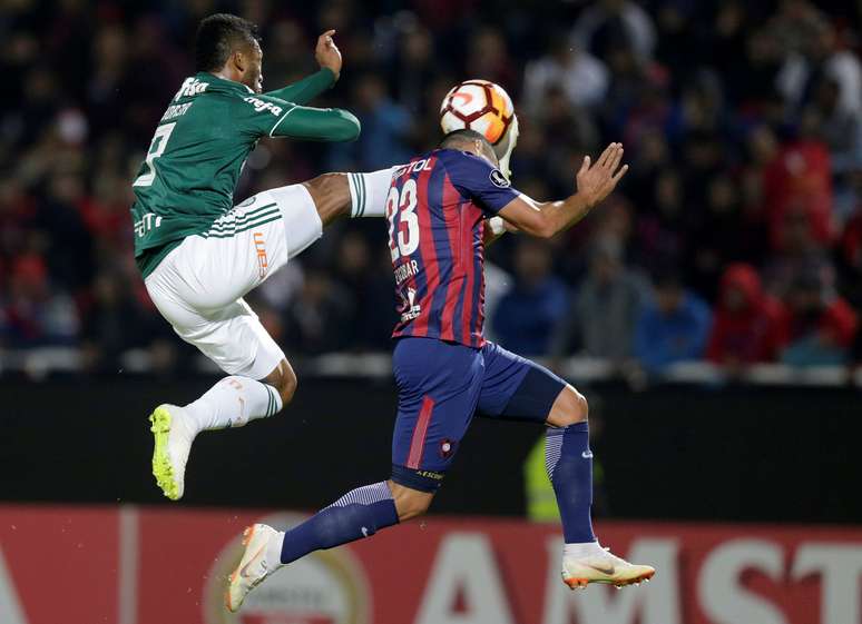 Borja e Juan Escobar disputam uma bola aérea