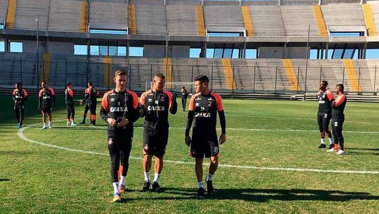 Jogadores do Atlético-PR durante treino do time paranaense.