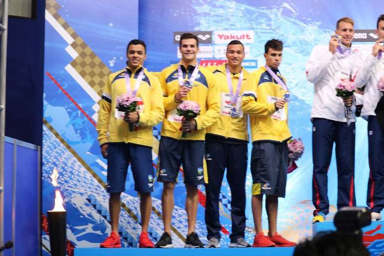 Gabriel Santos, Marcelo Chierighini, Marco Antonio Ferreira Junior e Pedro Spajari conquistaram a prata no revezamento 4x100 livre e levaram o ouro com a eliminação dos norte-americanos no Pan-Pacífico.