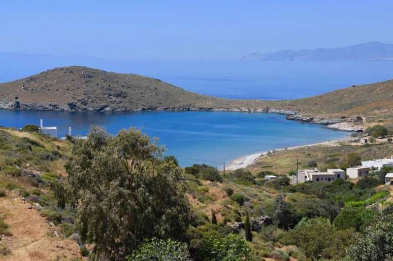 O abrigo fica na ilha paradisíaca de Syros, na Grécia, e tem vista privilegiada da natureza local. 