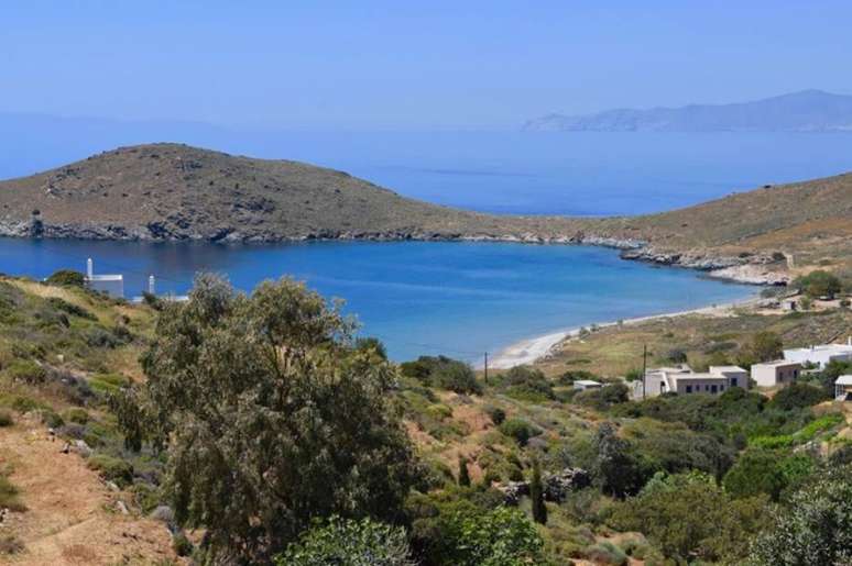 O abrigo fica na ilha paradis&iacute;aca&nbsp;de Syros, na Gr&eacute;cia, e tem vista privilegiada da natureza local.&nbsp;