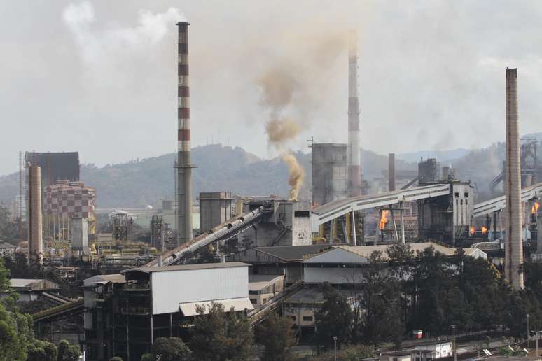 A usina de Ipatinga está em operação desde a década de 1960, tem três alto-fornos e emprega 6.500 trabalhadores
