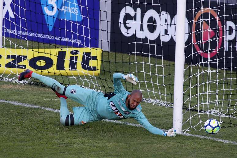 O goleiro Éverson, do Ceará, foi bem exigido na partida contra o Atlético-PR pelo Campeonato Brasileiro